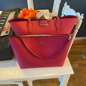 Guess tote  - Fin Cerise guess dubbel väska ;)