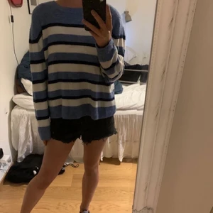 Stickad HM tröja - Söt stickad tröja från Hm. Så bekväm! Perfekt till en sommarkväll. Mkt sparsamt använd💖