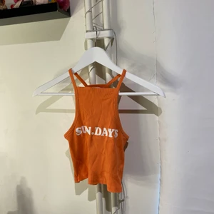 Ribbat linne köpt från HM strl XS - En jätte gullig top köpt från HM passar de i storleken XS/XXS❣️passar bra nu till sommaren☀️ På tröjan står det ”SUN DAYS”💕köpare står för frakt 