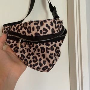 Magväska  - Leopardmönstrad magväska med justerbar längd. Helt oanvänd