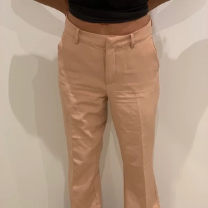 Beiga kostymbyxor - Supersnygga beiga kostym byxor som tyvärr inte passar mig längre☹️ dom är i jättebra skick bara lite skrynkliga för tilfället 😄🌸