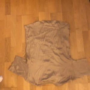 Sand copenhagen - Helt ny tröja prislappen sitter kvar. Tröjan är silkes beig