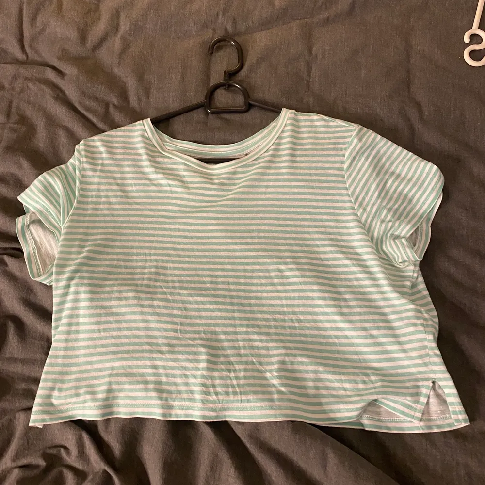 Randig tröja med mint grön och vitt, jättesöt ganska kort, säljer pågrund av att den är lite för kort för mig o känner inte att det passar mig. T-shirts.