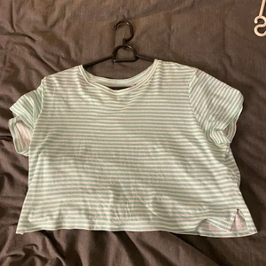 Croppad T-shirt  - Randig tröja med mint grön och vitt, jättesöt ganska kort, säljer pågrund av att den är lite för kort för mig o känner inte att det passar mig