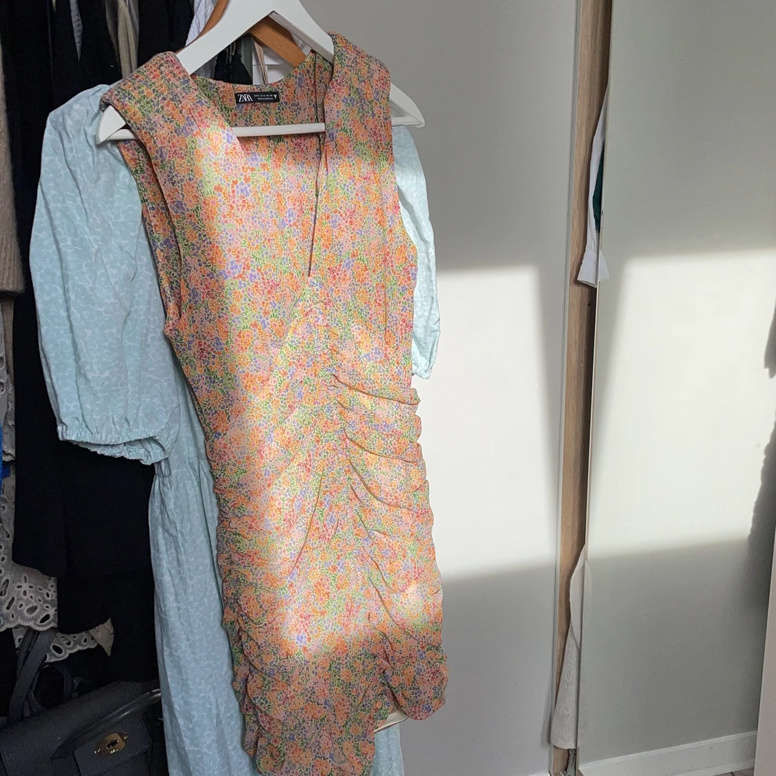 Figursydd blommig klänning