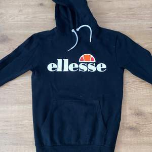 Helt oanvänd ellesse hoodie i strl 36. Säljer pga att jag har liknande och därför kommer denna inte till användning☹️ hör gärna av er om ni har fler frågor eller vill se mer bilder!❤️ nypris: 800 