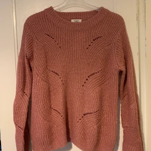 Stickad tröja  - Fin och bekväm tröja från Jaqueline De Yong!💖 Xs men passar även större