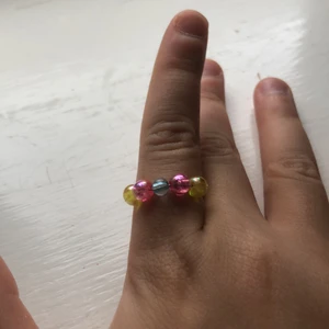Pärl ring 💍  - Den har en rosa gul och blå pärla ni kommer få en gåva med på varje ring 💍 