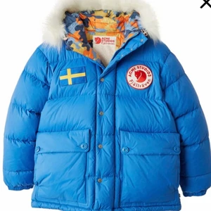 Acne Studios x Fjällräven Expedition  - Acne Studios X Fjällräven Expedition Print ❄️  Storlek L, jag är en 36/38 och den sitter bra på mig, men absolut stor o fluffig precis som dessa fina jackor är! 🦋  Toppskick använd ett några gånger under förra vintern, därav små märken från användning vid ex ärm. Förutom en reva (skriv för bild) vid knappen fram (men detta är ej vid dunet) så sälja den för det låga priset.  Nypris 11.000 (men slutsåld i storlekar över S)✨ Möts gärna upp om bosatt i sthlm då den är stor o bulkig att skicka. 