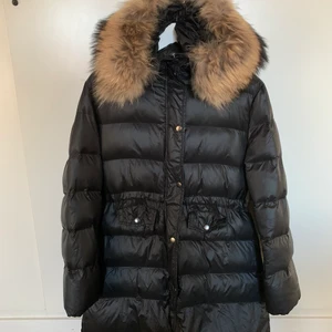 Sisters jacka - Fin och knappt använd jacka från Sisters. Luva med avtagbar päls. Färg: svart.Storlek 38. Köparen står dör frakt