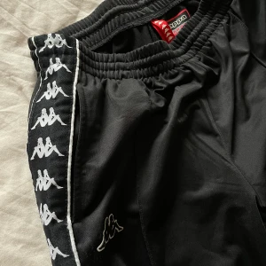 KAPPA popper pants - Svarta popper pants från KAPPA, i väldigt gott skick! Storlek L.
