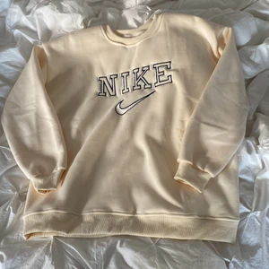 Nike sweatshirt  - Creme vit oversized sweatshirt i strl M, superskönt material. Aldrig använd, endast testad!! Köptes för 589 kr🤍