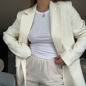 Kavaj/Blazer från Gina! - Säljer min fina kavaj från Gina Tricot. Färgen är ljusgul/beige. Använd en gång! Nypris är runt 700kr. Kram💛 