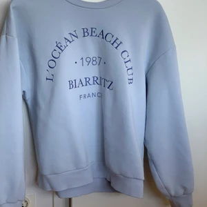 Fin collegetröja - Fin sweatshirt från Gina trikot. Blå strl S, lite oversized i modellen. 100 kr+frakt, köpare betalar frakten💞