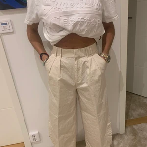 Utsvängande ljusa byxor - Supersköna och supersnygga byxor som passar till allt!🤍 modellen är 170 lång och bär strl S/M