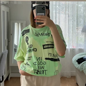 Tröja - Säljer denhär coola tröjan pga den kommer inte till användning längre, den är lite oversize i storleken💞 