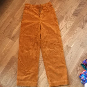 Monki manchesterbyxor strl 34 - Aldrig använda byxor med lapp kvar