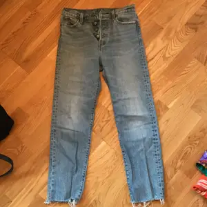 Tighta jeans uppklippta i strl 26. Lite slitna som man vill ha dom!