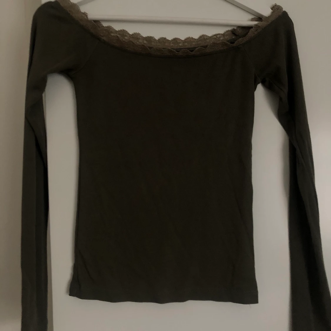 grön tröja med spets