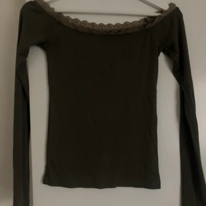 grön tröja med spets  - jättefin tröja från bikbok, militärgrön. jättefint skick, knabbt andvänd💗 storlek xs, men stretchigt material så passar xs-m