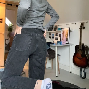 Grå jeans från zara  - Grå jeans från zara, i fint skick och inga defekter, skulle säga att de passar någon mellan, bra i längd på mig som är 165! Storlek 38 men passar mig som är 36 också🌸