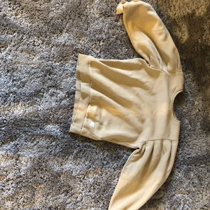 Sweatshirt  - En vanlig beige sweatshirt med puffiga armar, säljer för 50kr