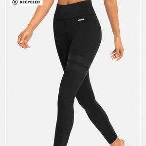 Stronger tights  - Säljer nu dessa svarta högmidjade tränings tights från Stronger i strl S/M. Populära och riktigt sköna tights som är i lite tjockare material som inte lyser igenom. Jättesköna och åker inte ner under tiden man tränar, alltså väldigt bra passform. Nypris: 700kr säljer för 400kr då de inte är använda så många gånger! Köparen står för frakt!