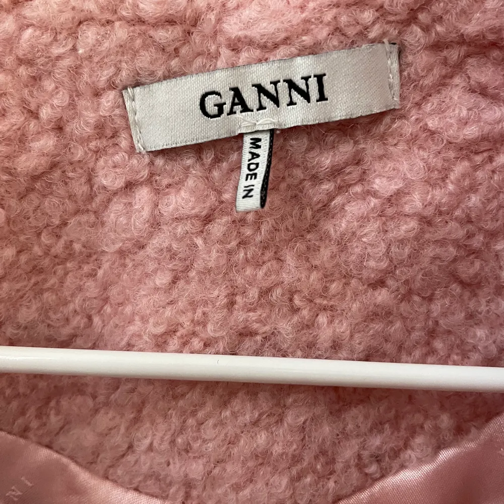Säljer min jättefina rosa jacka från Ganni! Den är i väldigt fint skick, använder den tyvärr inte tillräckligt mycket för att behålla! Fraktar gärna eller möts upp i Stockholm!. Jackor.