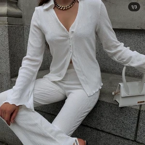 Set / 2 delar  - Storlek S/M (one size), från source unknown. Köpte för 200$ dollar plus tull. Så runt 1900-2000kr. Använt några gånger nu i höst men sparsamt använda. Inte alls genomskinliga trots att de är helvita. Bra längd på mig som är 168. BYXORNA OCH TRÖJAN I PRISET. Sista bilden är egen bild 