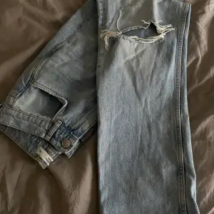 Populära jeans med raka ben och hål i, ifrån Gina Tricot. Använda fåtal gånger men i riktigt bra skick. I storlek 36 och högmidjade❣️Säljer för 100kr!! Köparen står för frakt på 66kr^^ 