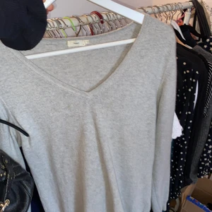 Kashmir tröja  - En asfin mysig grå tröja från Filippa K! Knappt använd för har en likadan i svart, och färgen visas bäst på första bilden (en ljusgrå tröja), som är i 100% kashmir 🎀 