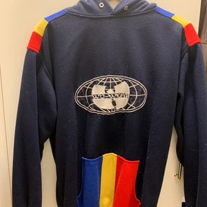 Wu-tang hoodie strl M - väldigt oversized på mig (170cm). Bra skick köptes second hand i januari