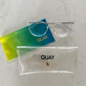 QUAY BLUE LIGHT  - Ett par genomskinliga akryl glasögon UTAN styrka som är ”blue light” anpassade, alltså för bruk då man jobbar mycket vid en skärm för att skydda för ögonen ansträngning. 🤓 original pris 480kr