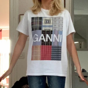 Ganni t shirt strl s - Säljer denna fina ganni t shirt i strl m! 💞💞🥰först till kvarn!