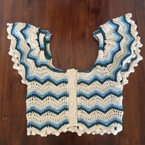 Kofta från Zara - Säljer dennastockade koftan från Zara som jag tidigare har köpt här på Plick. Den är i strl S och i fint skick förutom att den tredje knappen är lite sönder, det ser man på andra bilden. Säljer den för 90 kronor + frakt