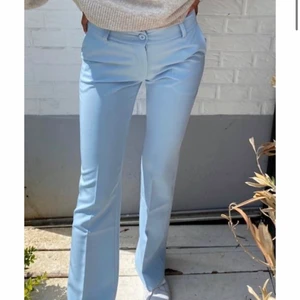 Blå kostymbyxor - Skitsnygga kostymbyxor från Design By Si, helt oanvända då jag beställde fel storlek❤️ 