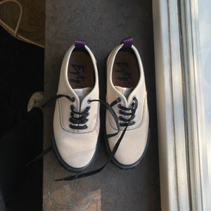 Eytys skor - Coola fräscha sneakers från Eytys, säljes pga fel storlek. Nypris 750 pix och dessa är oanvända <3 Fraktar eller möts upp i Lund! 
