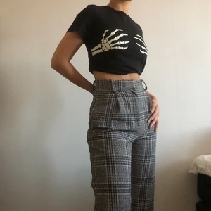 Skelett tshirt  - Perfekt tshirt inför spooky season och hade dessutom sett riktigt bra ut avklippt!! Passar till halloween fest eller annan sammankomst👻 Som ny skick!