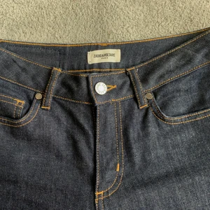 Zadig & Voltaire Jeans - Säljer nu mina absoluta favorit jeans från Zadig!!!💘 low/midwaist med nitar i och slits🎸Jätte fint skick och super kvalitet💕 nypris ca 3000 kr⚡️ skriv privat för fler bilder och om ni har några funderingar😋BUDA FRÅN 400kr!