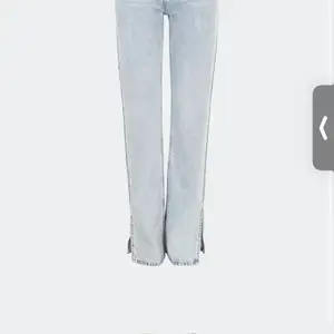 Skitsnygga nya jeans men för liten storlek): aldrig användt nypris 600 säljer 350. Storlek 25 dvs 34/xs 