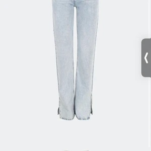 Straight leg jeans med slits - Skitsnygga nya jeans men för liten storlek): aldrig användt nypris 600 säljer 350. Storlek 25 dvs 34/xs 