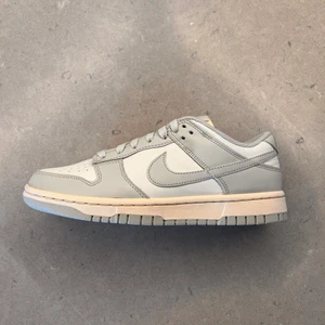 NIKE DUNK LOW LIGHT BONE  -   NIKE DUNK LOW LIGHT BONE   • Färg: BONE/SAIL-WHITE • Storlek: 38.5 • Skick: Helt Nya, DSWT • BIN: 1750kr  Lägg på frakt 📦 