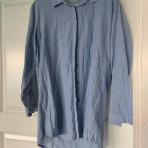 Blå skjorta från Denim Hunter i storlek 38. Använd en gång. Finns brodering vid ärmslutet på båda armarna (se bild. Ordinarie pris 750