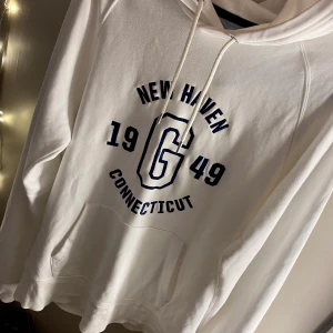 Gant huddie i storlek M - Sitter jätte fint, säljer pågrund av att den inte kommer till användning✨ använd Max 4 gången, skriv ifall ni vill ha bild hur tröjan sitter på 🥰