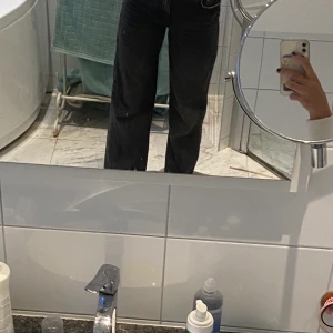 Zara - Super fina jeans från zara! Perfekta till den populära Stockholms stilen nu!⚡️⚡️🎸 jag köpte dessa på Plick för 550 kr ca o har endast andvänt en gång då jag inte har någon passande tröja! Säljer vid bra bud 
