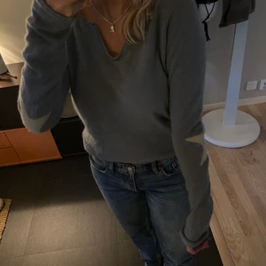 Tröja - Säljer denna jättefina tröja med stjärnor på armbågarna😍 köp direkt för 430 INK frakt kolla min nya annons