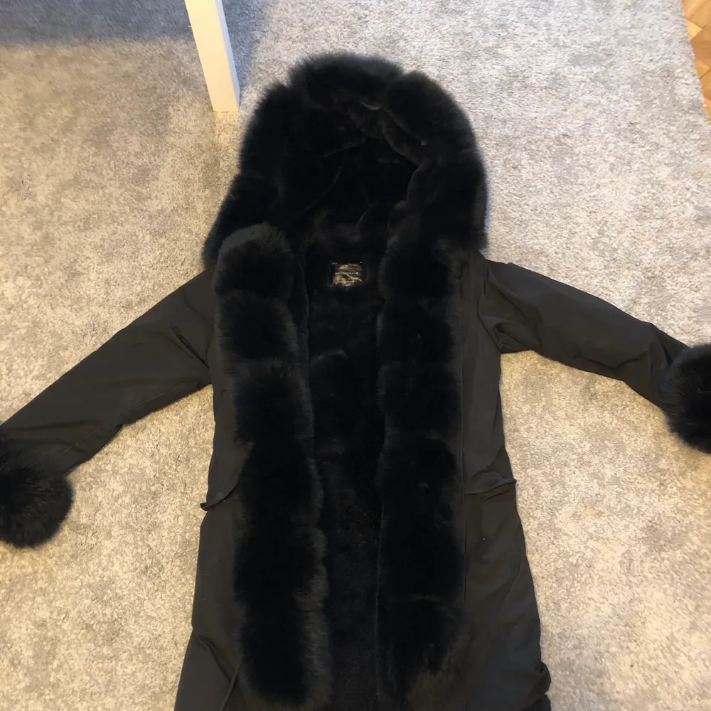 Hej! Säljer min Parka jacka som endast är använd fåtal gånger och är i bra skick. Den är varm mycket varm och i storlek s men passar mig som bär xs och är 155cm. . Jackor.