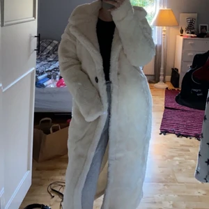 Vinterkappa storlek S - Ny vinterkappa från missguided. Bara testad aldrig använd. Storlek 34 men passar också en 36. Band sitter kvar som visar på att den är oanvänd💕 pris går att diskutera💕