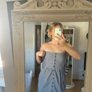 Söt bandeau klänning i strl S/M - Rutig kort klänning i skönt material🤍 använd men i bra skick! Köparen står för frakt!