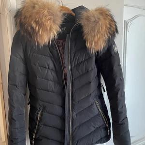 Hollies jacka, storlek 34 - Fint skick, knappt använd. Passar mig som är 34-36a. Superfin pälskrage